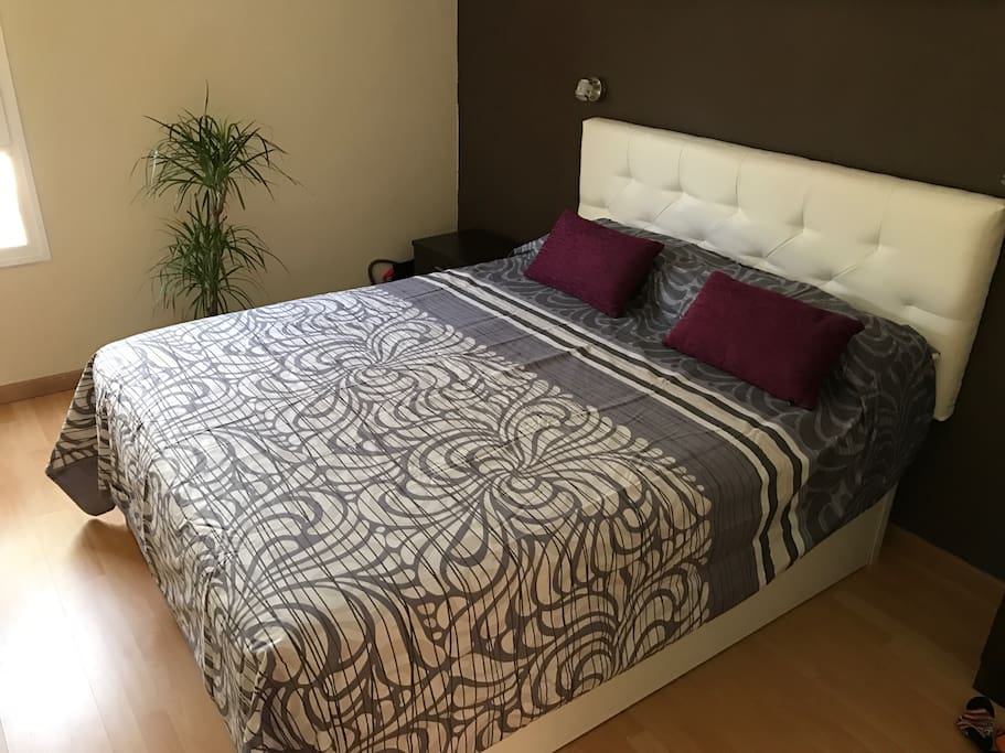 Cama de 150x190cm con base de madera para eliminar crujidos