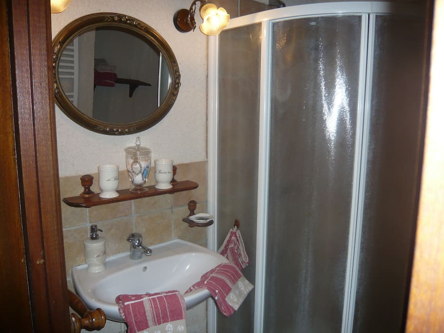 Salle de bain
avec cabine de douche