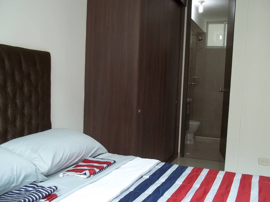Habitación ppal con baño interno.