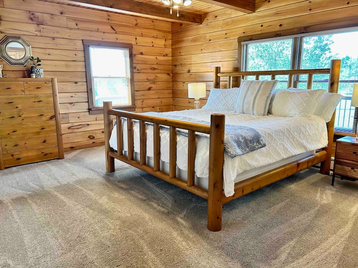 Hlavná spálňa s manželskou posteľou King a vlastnou kúpeľňou. 