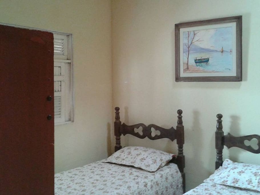 Quarto com 01 Beliche e 02 camas de solteiro - Roupas de cama ilustrativas ( Levar roupas de cama)