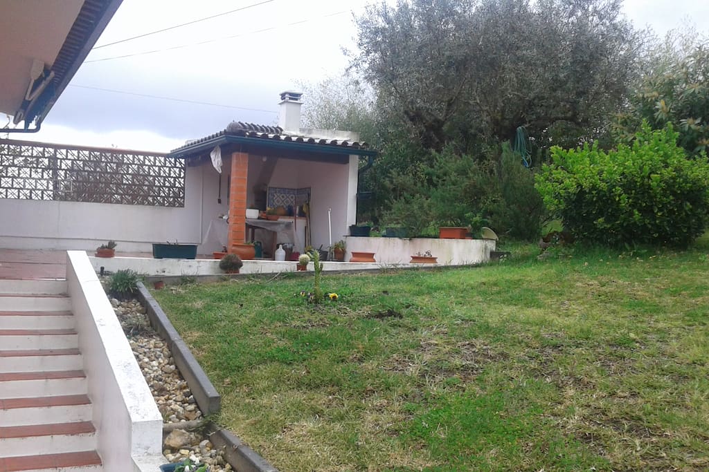 Traseiras da Casa, ideal para um bom churrasco ou um pequeno almoço em contato com a natureza