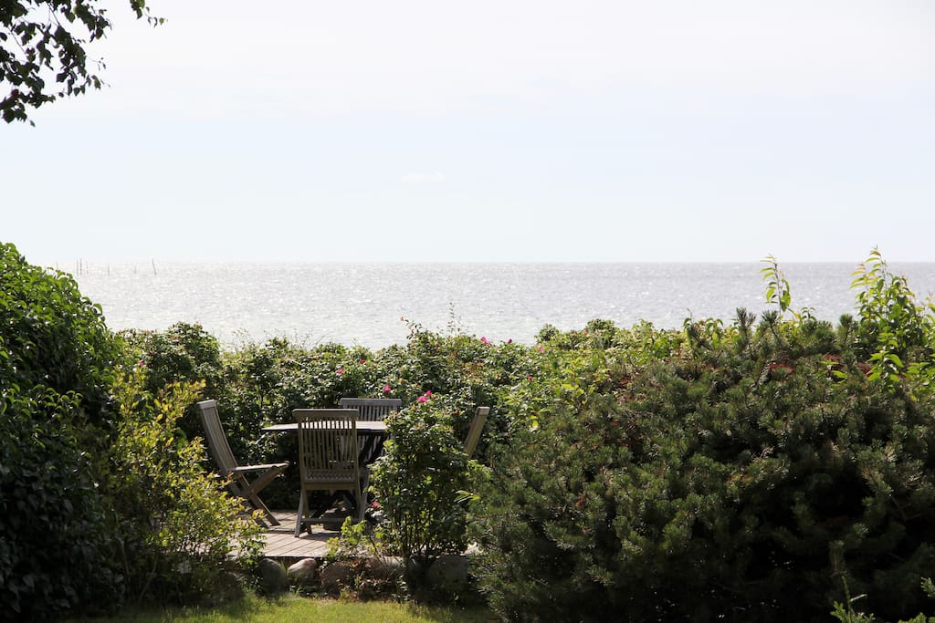 Og her er den anden terrasse i haven, vi kalder den hav terrassen, selvom den jo "kun" ligger på stranden!