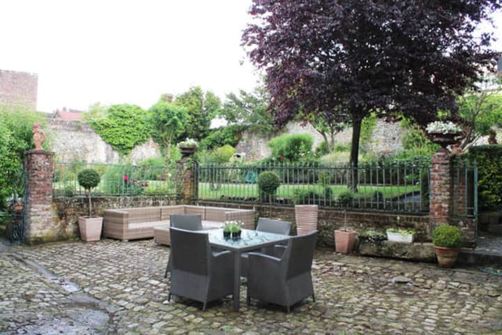 Large, charming 6-bedroom house