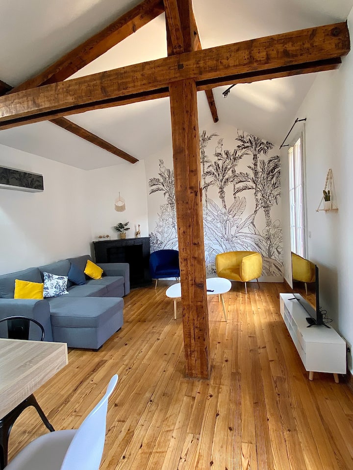 Veľká obývacia izba vybavená veľkým stolom pre príjemný okamih.
Spoločný priestor s otvorenou, vybavenou kuchyňou a pohodlnou obývacou izbou s elegantnou a minimalistickou výzdobou, kde sa môžete cítiť dobre.