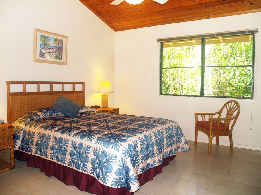 bedroom with queen bed