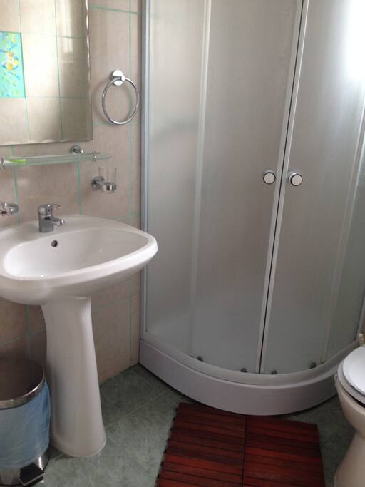 Room no.4 bathroom