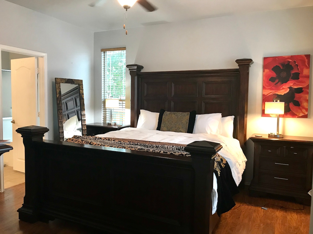 Спалня #1 - Мастър суит тип Кинг с душ кабина и хидромасажна вана. 