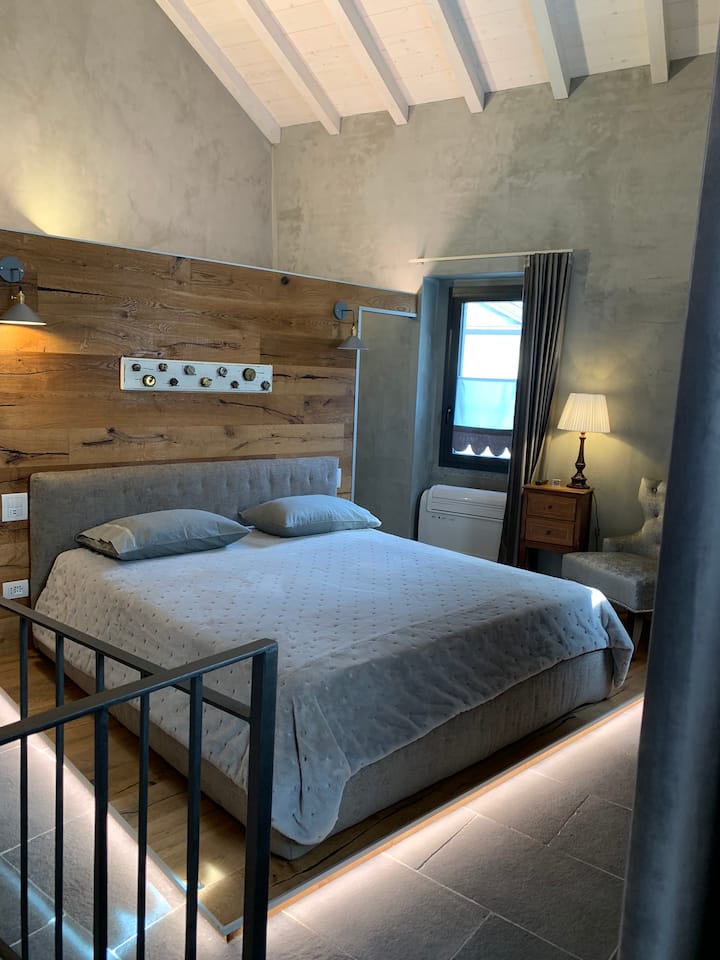 על מזרן הקינג-סייז הנוח והפלשי תרגישו כאילו אתם ישנים על עננים. אתם תתעוררו בתחושה של מנוחה ומוכנים להתמודד עם היום שלפנינו.