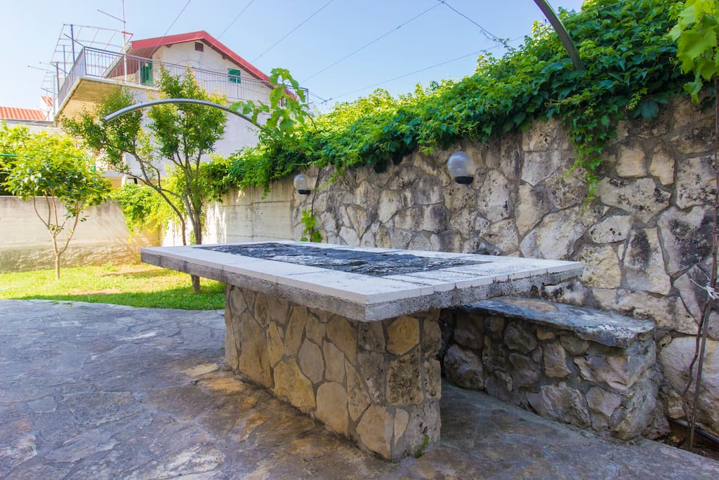 Vanjski stol uz roštilj