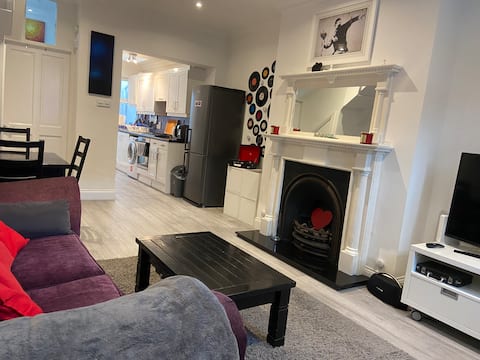 Top performing Airbnb: Unbeatable Location Private Modern Townhouse! in South West Inner City