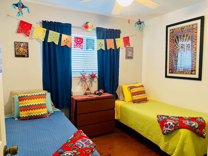 带两张带遮光窗帘的双床节日客房