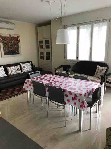 Lido Modern sea view apartment gallery image 4