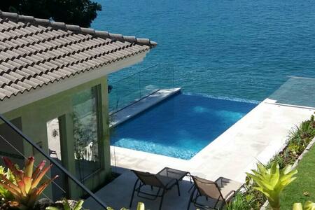 50 shades of Green: between the sea and the land