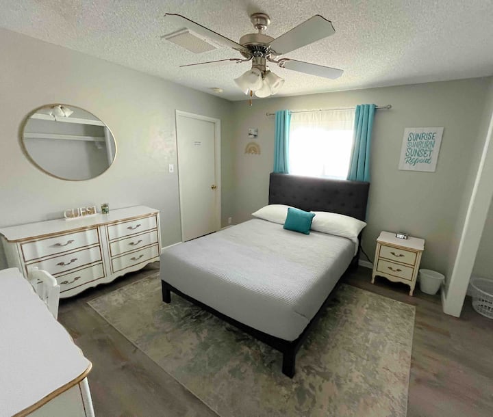 Chumba cha kulala cha pili: Kitanda cha malkia, godoro la sponji na mito, kabati la kujipambia, dawati, runinga janja, na saa ya kengele yenye kituo cha kuchaji cha usb.