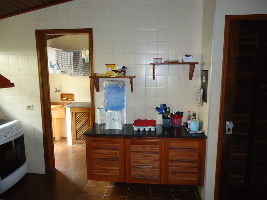 Cozinha com todos os equipamentos e utensílios.