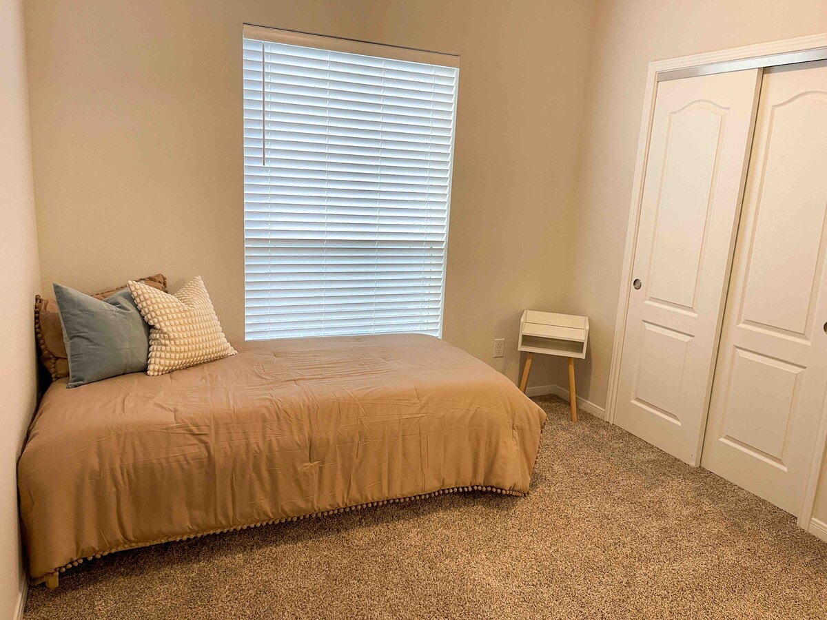 Sofá cama que se convierte en dos camas individuales.