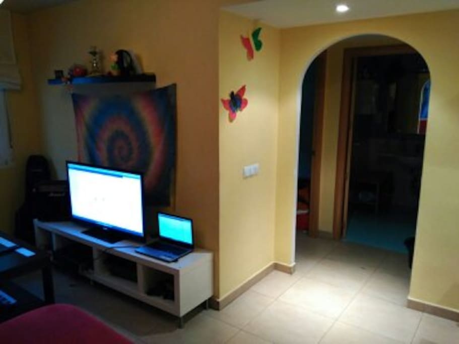 Pasillo habitaciones. A la izquierda TV, Marshall y consola.