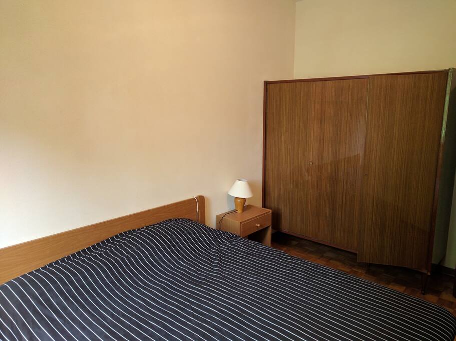 La camera. The bedroom.