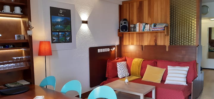 la cama está sobre ruedas y se convierte en un sofá 