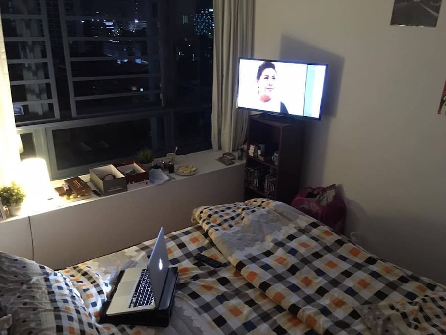 Cozy room with clean sheets, bedside lamp, TV and good working air con !