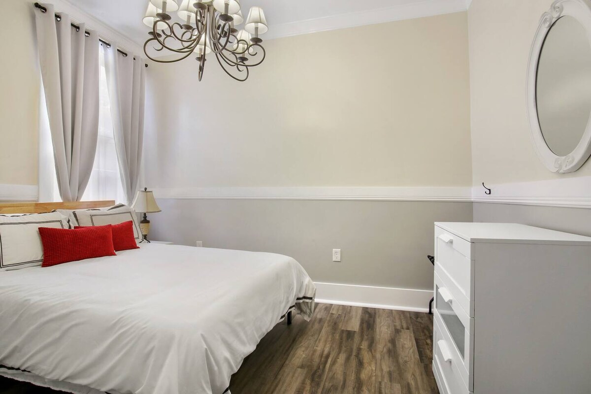 Spálňa 3. 1 manželská posteľ Queen, zatemňovacie závesy, 39-palcová inteligentná televízia, komoda.