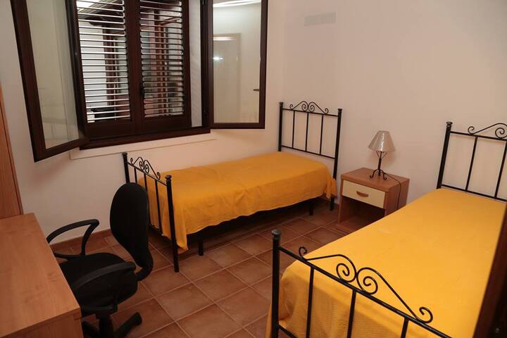 Საძინებელი ფანჯრით შიდა ბაღში