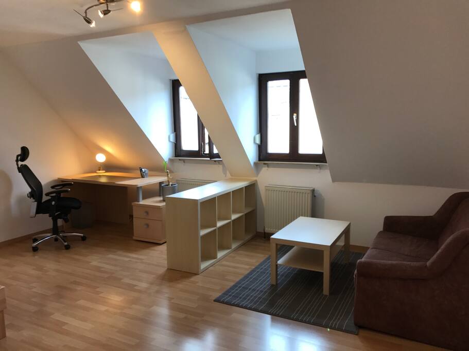 Das Zimmer ist auf jeden Fall geräumig