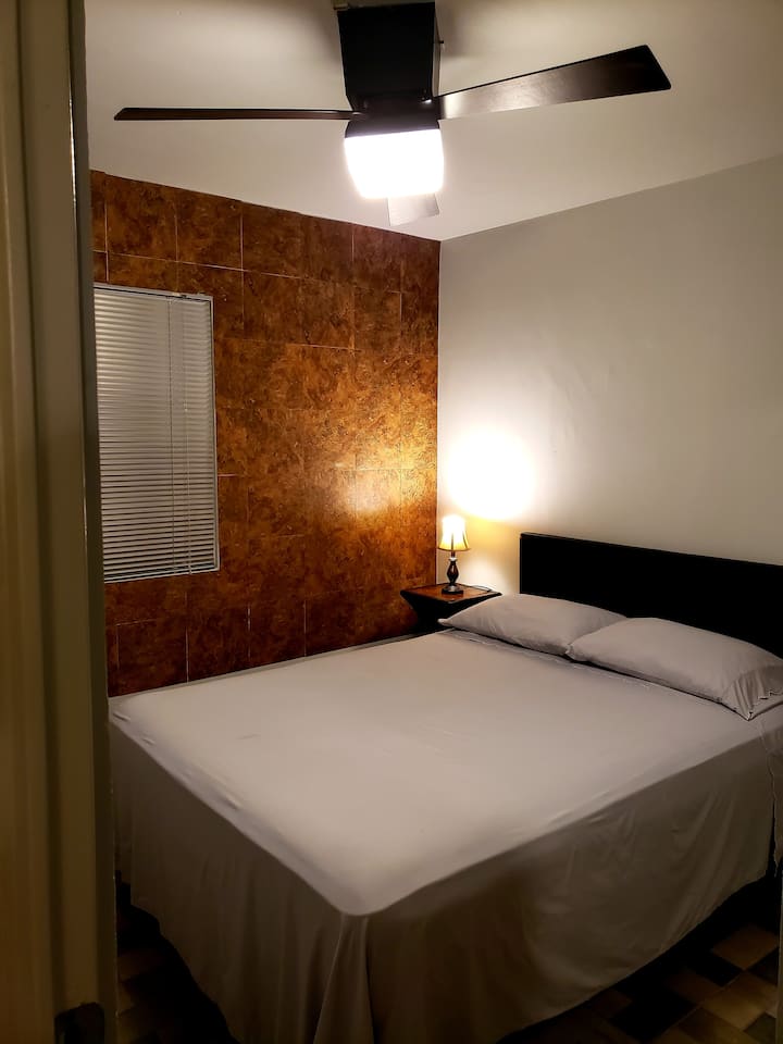 Chumba cha kulala na kitanda cha ukubwa wa malkia...