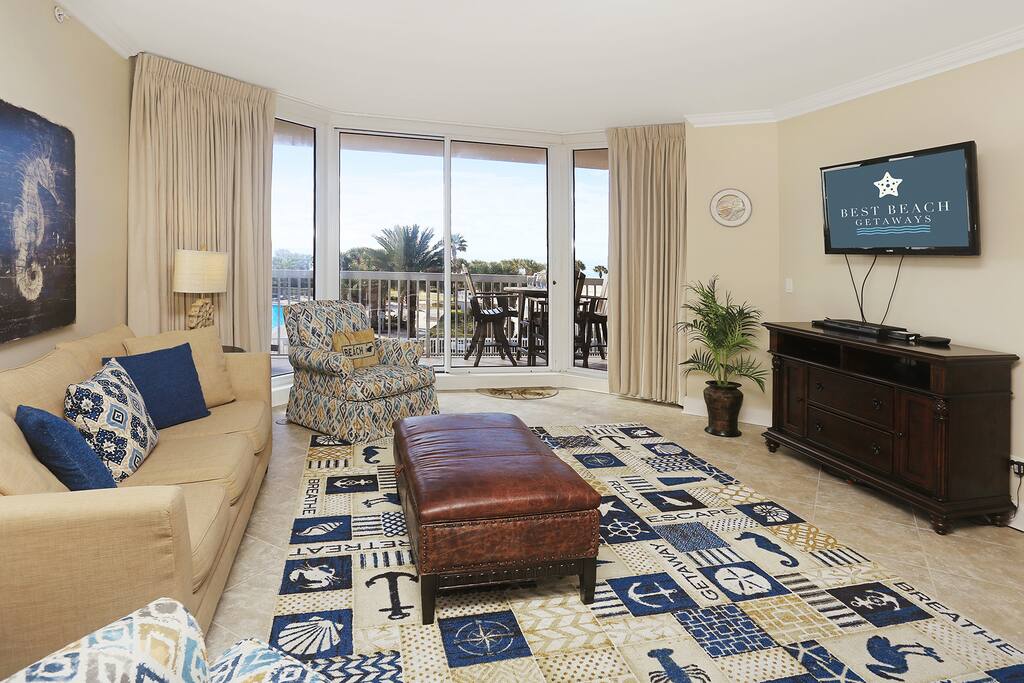 Couch,Furniture,Indoors,Room,Chair