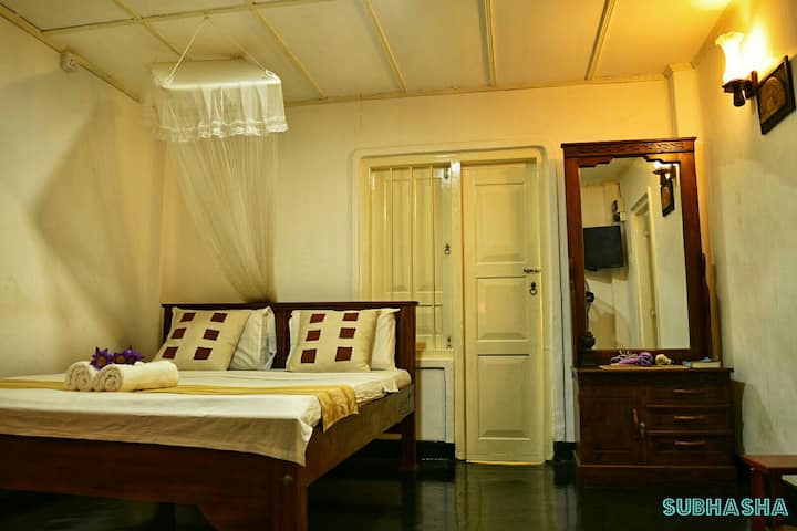 Dhomë gjumi master me banjë moderne en-suite me bidet dhe dush dhe pamje të bukur nga kopshti.