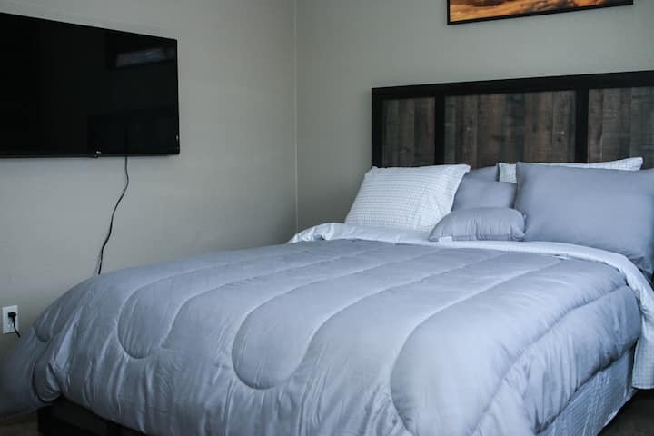 Საძინებელი №4: საწოლი 152 × 203 სმ, ტელევიზორი Netflix-ით 