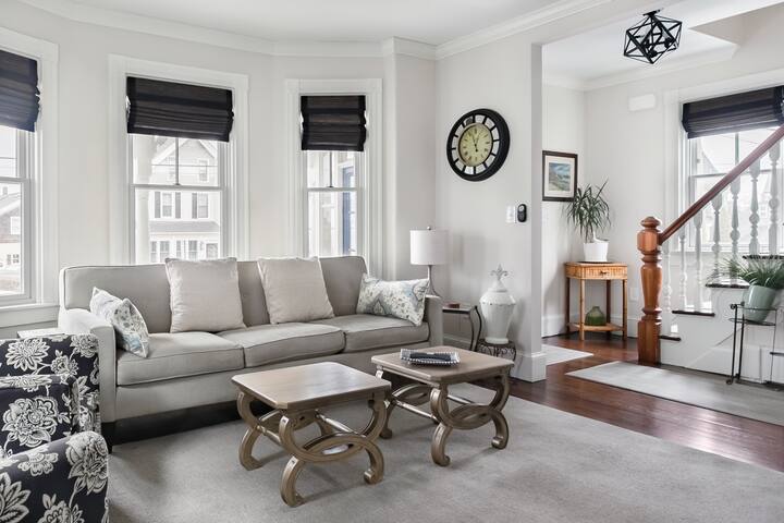 Classic Newport Cottage Steps off Thames Street gallery image 2