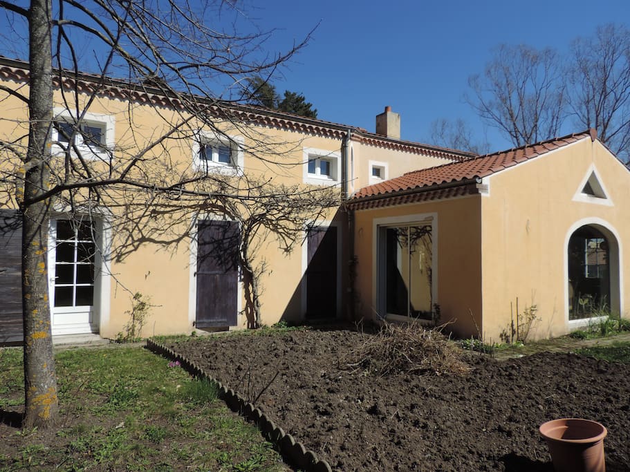 La façade Sud où s'ouvrent deux chambres ainsi que le séjour de la maison