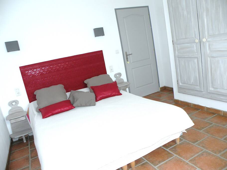 Chambre avec lit douillet en 160