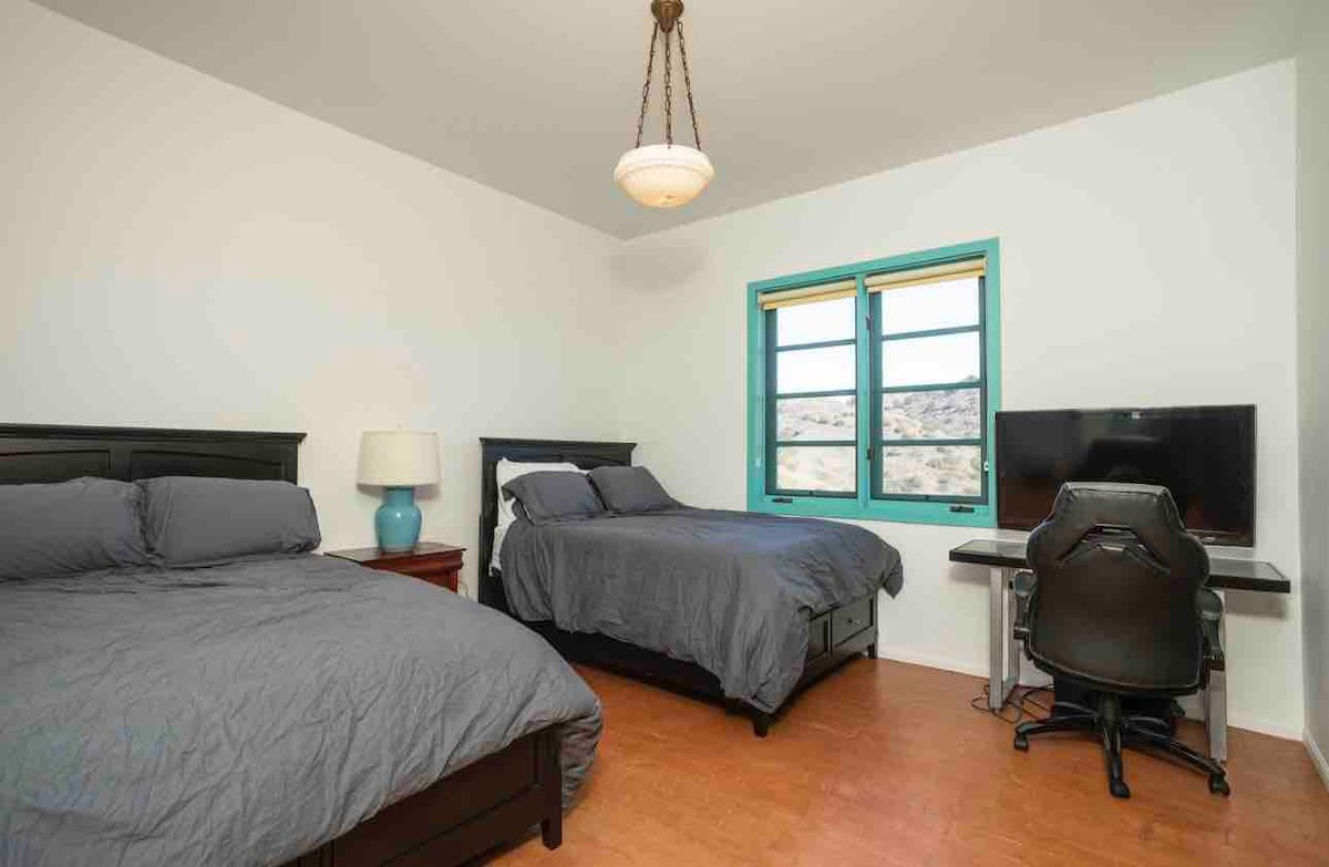 Dormitorio con dos camas de tamaño completo. 