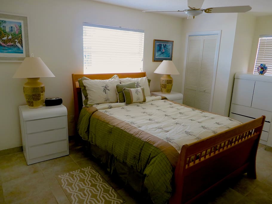 Master Bedroom -Queen Bed