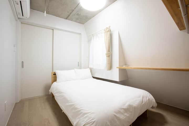 Имаме еден полубрачен кревет во пространата спална соба.
