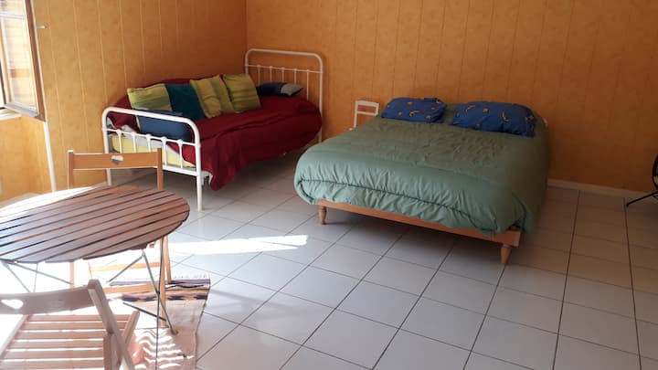 Chumba cha kulala 3 kwenye ghorofa ya 2. Kitanda 140 chenye nafasi kubwa sana na kitanda 90 kinatumika kama benchi . Eneo la kuogelea lenye meza ndogo na mashine ya kutengeneza kahawa ya tassimo.