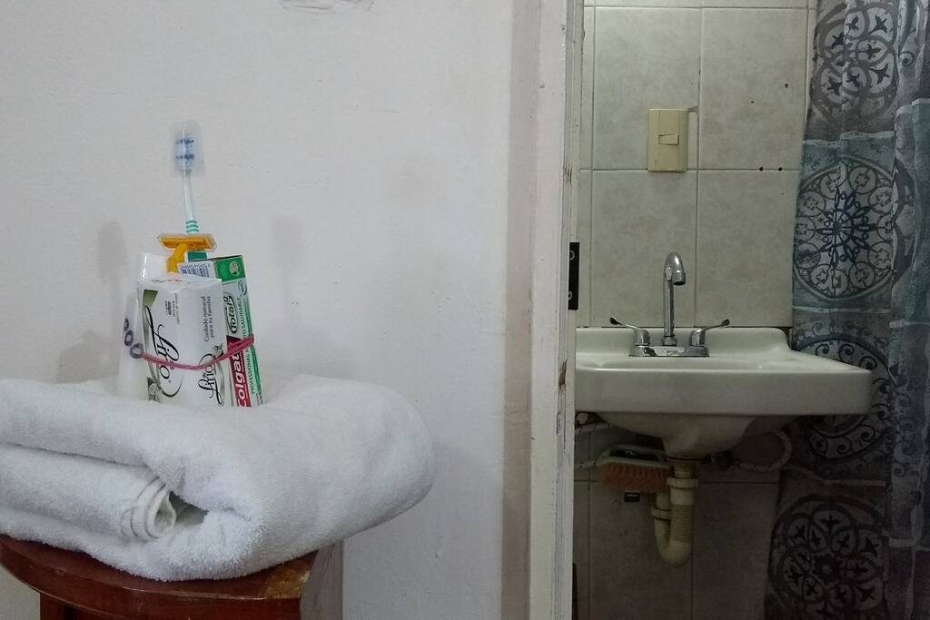Baño privado con toalla,jabón ,cepillo de dientes ,champoo,pasta de dientes, rasuradora.