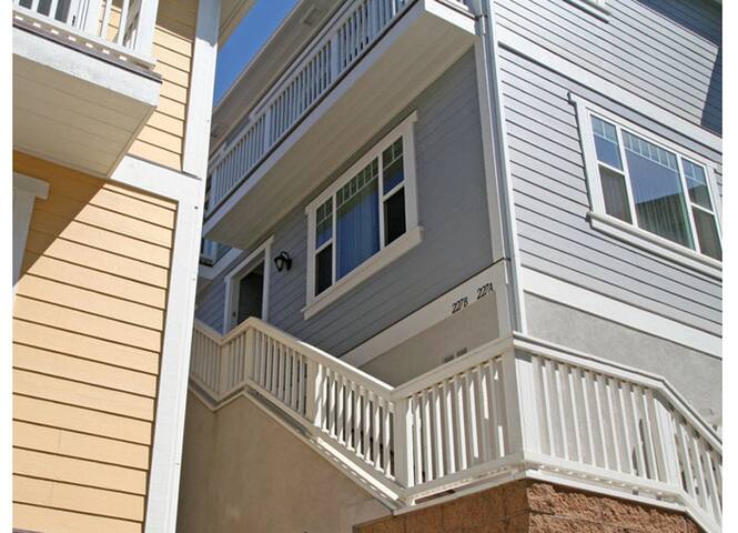 *VIEWS* Modern Town Home + Dual Master Suites gallery image 4