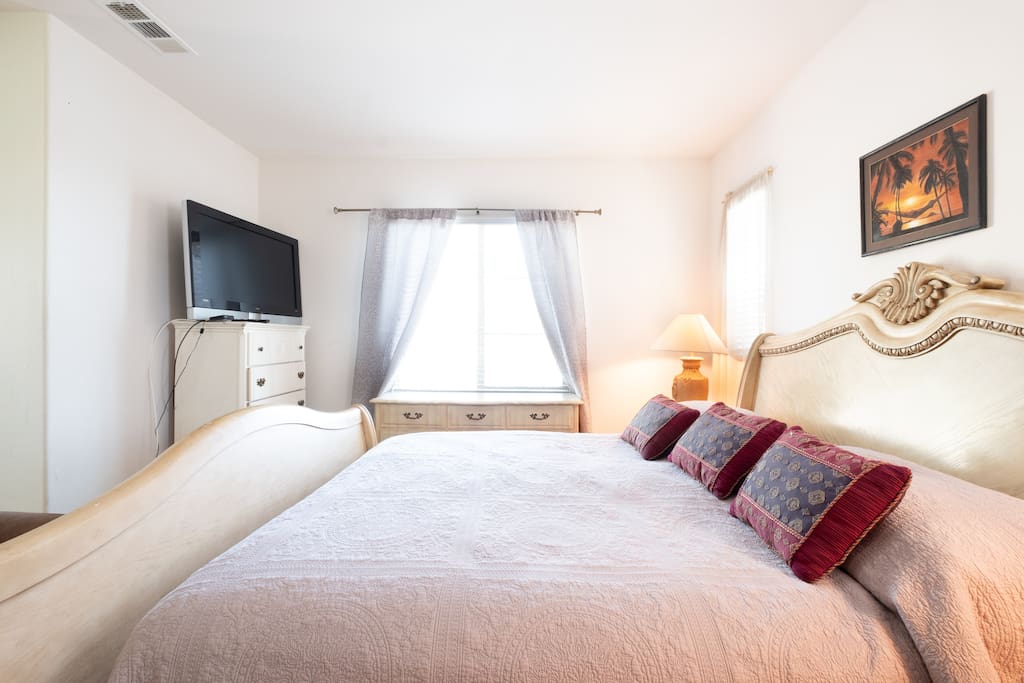 master bedroom king size bed very comfortable