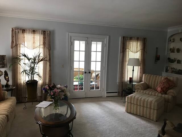 House of Bethesda – 5 Beds – 2 1/2 Bath -3 Sofas gallery image 2