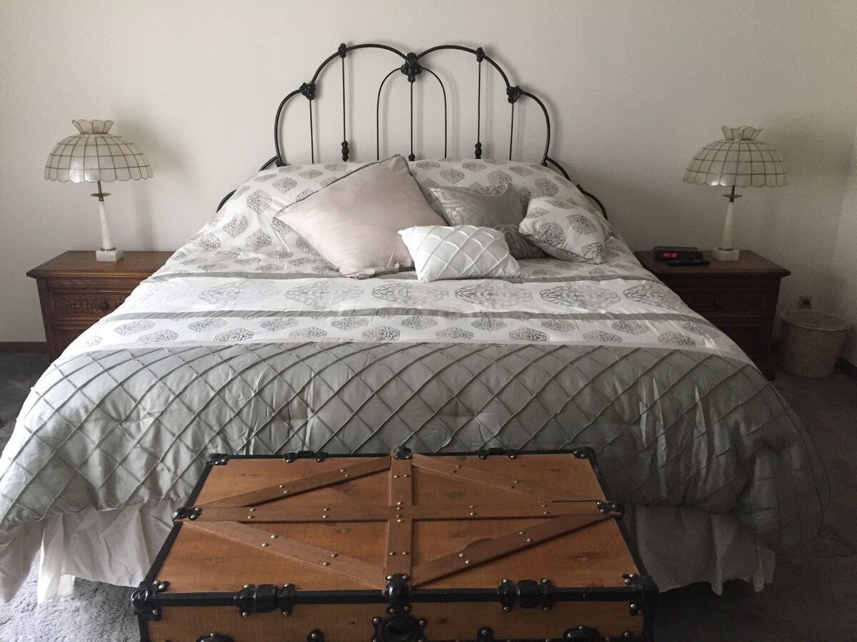 El dormitorio principal es espacioso con una cama tamaño king... TV de pantalla grande... acceso privado al baño principal que contiene un gran jacuzzi y combinación de ducha... y acceso de puerta doble a la terraza privada.