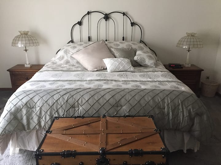 主卧空间宽敞，配有一张加大双人床...大屏幕电视...通往主浴室的独立通道，配有大按摩浴缸和淋浴组合...以及通往私人露台的双门通道。