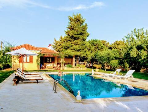 Garden Villa with pool near the sea