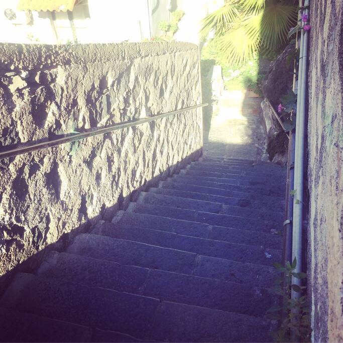 Scale d'accesso al cortile