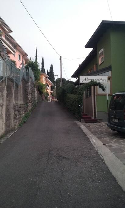Da Casa Alessandra proseguire sempre dritto (tenere la destra)