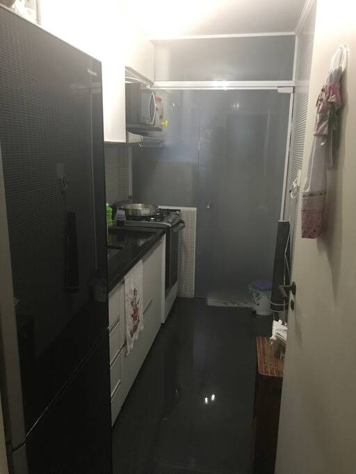 Cozinha completa, geladeira, microondas, forno, lavanderia maquina de lavar. Todos acessórios de cozinha