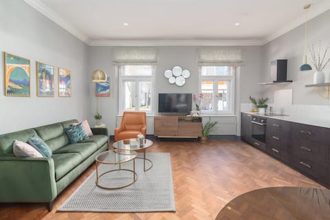 Successful Airbnb property: Ljubljana centre, river view, balcony & bikes in Osrednjeslovenska